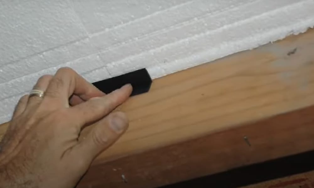 Fasten the foam insulation joints