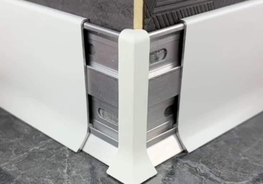 Movable floor skirting