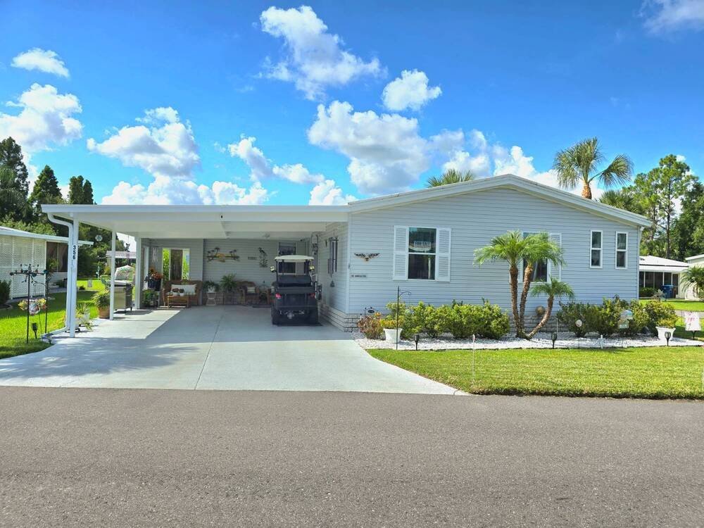 Triple Wide, Corner Lot, One of Its Kind, 3 Bed/2 Bath Beauty