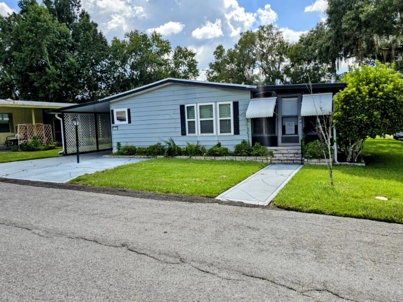 Great Deal For 2/2 On Gorgeous Corner Lot